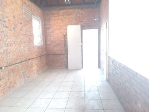 Casa comercial com 495m² no bairro Navegantes em Porto Alegre para Alugar