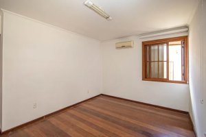 Casa com 410m², 4 dormitórios no bairro Chácara das Pedras em Porto Alegre para Alugar