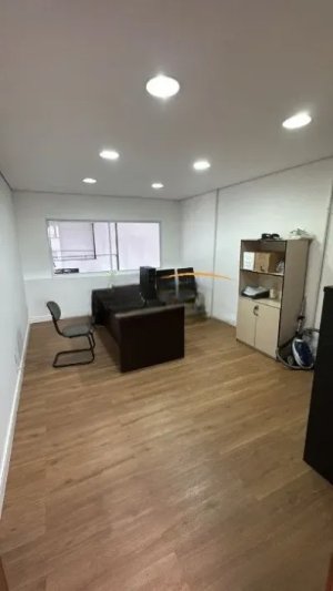 Prédio Comercial com 650m² no bairro São Geraldo em Porto Alegre para Alugar