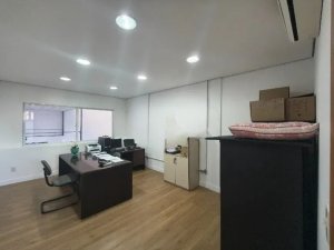 Prédio Comercial com 650m² no bairro São Geraldo em Porto Alegre para Alugar