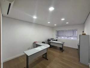 Prédio Comercial com 650m² no bairro São Geraldo em Porto Alegre para Alugar