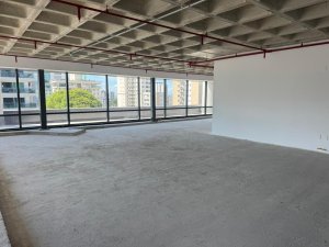 Sala Comercial com 647m² no bairro Auxiliadora em Porto Alegre para Alugar
