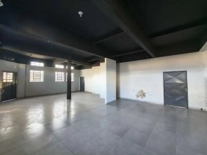 Loja com 160m² no bairro Santa Maria Goretti em Porto Alegre para Alugar