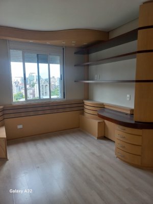 Apartamento com 160m², 4 dormitórios no bairro Rio Branco em Porto Alegre para Alugar