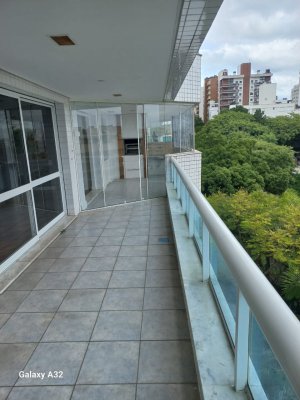 Apartamento com 160m², 4 dormitórios no bairro Rio Branco em Porto Alegre para Alugar