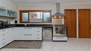 Casa com 360m², 4 dormitórios no bairro Chácara das Pedras em Porto Alegre para Alugar