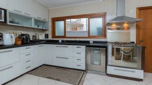 Casa com 360m², 4 dormitórios no bairro Chácara das Pedras em Porto Alegre para Alugar