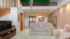 Casa com 360m², 4 dormitórios no bairro Chácara das Pedras em Porto Alegre para Alugar