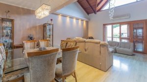 Casa com 360m², 4 dormitórios no bairro Chácara das Pedras em Porto Alegre para Alugar