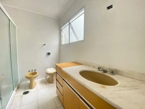 Casa com 270m², 4 dormitórios no bairro Rio Branco em Porto Alegre para Alugar