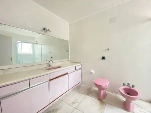 Casa com 270m², 4 dormitórios no bairro Rio Branco em Porto Alegre para Alugar