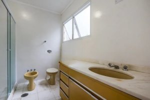 Casa com 270m², 4 dormitórios no bairro Rio Branco em Porto Alegre para Alugar