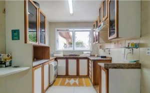 Casa com 330m², 3 dormitórios no bairro Medianeira em Porto Alegre para Alugar