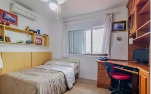 Casa com 330m², 3 dormitórios no bairro Medianeira em Porto Alegre para Alugar