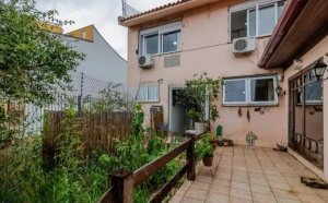 Casa com 330m², 3 dormitórios no bairro Medianeira em Porto Alegre para Alugar