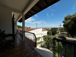 Casa com 311m², 3 dormitórios no bairro Tristeza em Porto Alegre para Alugar