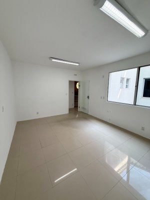 Casa comercial com 460m² no bairro Auxiliadora em Porto Alegre para Alugar