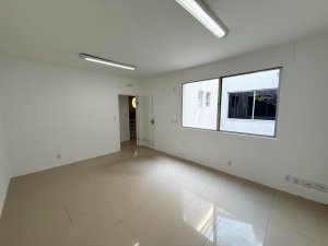 Casa comercial com 460m² no bairro Auxiliadora em Porto Alegre para Alugar