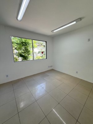Casa comercial com 460m² no bairro Auxiliadora em Porto Alegre para Alugar