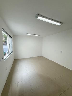 Casa comercial com 460m² no bairro Auxiliadora em Porto Alegre para Alugar