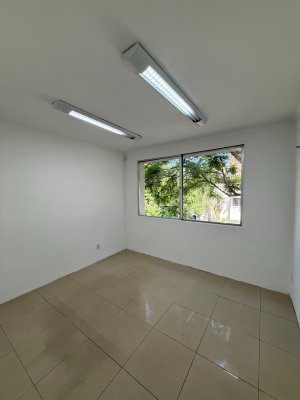 Casa comercial com 460m² no bairro Auxiliadora em Porto Alegre para Alugar