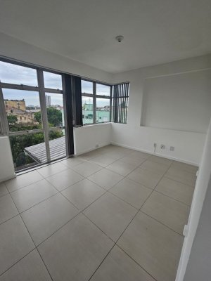 Sala Comercial com 40m² no bairro Navegantes em Porto Alegre para Alugar