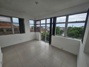 Sala Comercial com 40m² no bairro Navegantes em Porto Alegre para Alugar