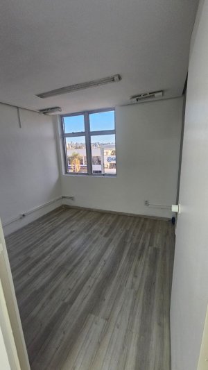 Sala Comercial com 60m² no bairro Navegantes em Porto Alegre para Alugar