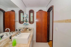 Casa com 173m², 4 dormitórios no bairro Santa Cecília em Porto Alegre para Alugar