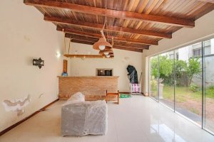 Casa com 173m², 4 dormitórios no bairro Santa Cecília em Porto Alegre para Alugar