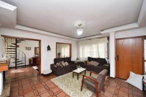 Casa com 220m², 6 dormitórios no bairro Sarandi em Porto Alegre para Alugar