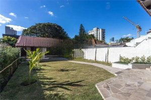 Casa comercial com 349m² no bairro São João em Porto Alegre para Alugar