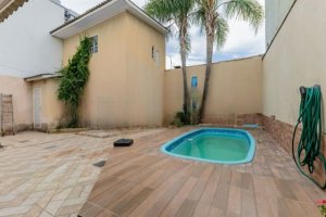 Casa com 228m², 3 dormitórios no bairro Jardim Itu em Porto Alegre para Alugar