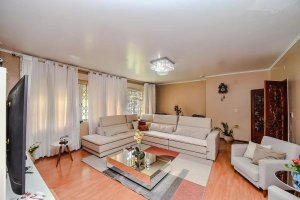 Casa com 390m², 4 dormitórios no bairro Jardim Lindóia em Porto Alegre para Alugar