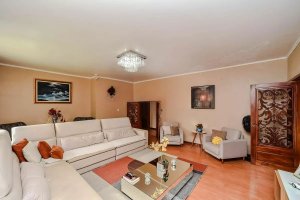 Casa com 390m², 4 dormitórios no bairro Jardim Lindóia em Porto Alegre para Alugar