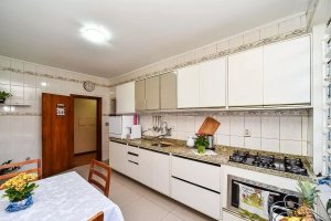 Casa com 390m², 4 dormitórios no bairro Jardim Lindóia em Porto Alegre para Alugar