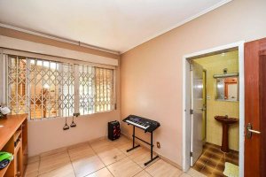 Casa com 390m², 4 dormitórios no bairro Jardim Lindóia em Porto Alegre para Alugar