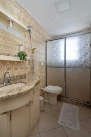 Casa com 287m², 3 dormitórios no bairro Higienópolis em Porto Alegre para Alugar