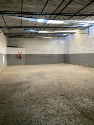 Depósito com 321m² no bairro Navegantes em Porto Alegre para Alugar