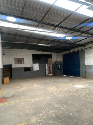 Depósito com 321m² no bairro Navegantes em Porto Alegre para Alugar