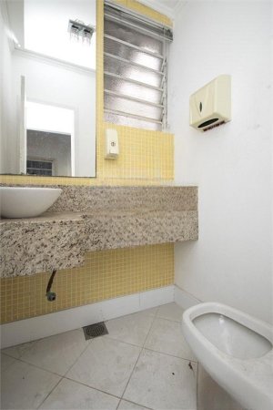 Casa com 240m², 4 dormitórios no bairro Petrópolis em Porto Alegre para Alugar