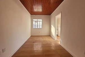 Casa com 240m², 3 dormitórios no bairro Azenha em Porto Alegre para Alugar