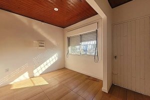 Casa com 240m², 3 dormitórios no bairro Azenha em Porto Alegre para Alugar