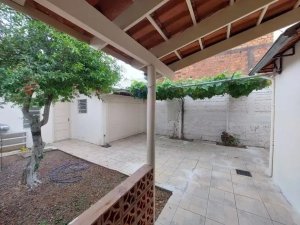 Casa com 90m², 2 dormitórios no bairro Medianeira em Porto Alegre para Alugar