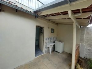 Casa com 90m², 2 dormitórios no bairro Medianeira em Porto Alegre para Alugar