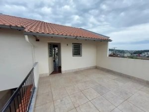 Casa com 90m², 2 dormitórios no bairro Medianeira em Porto Alegre para Alugar