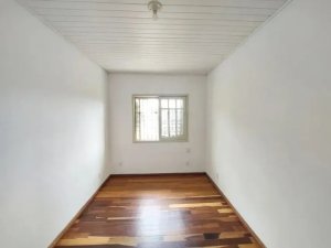 Casa com 90m², 2 dormitórios no bairro Medianeira em Porto Alegre para Alugar