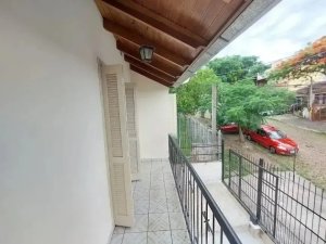 Casa com 90m², 2 dormitórios no bairro Medianeira em Porto Alegre para Alugar