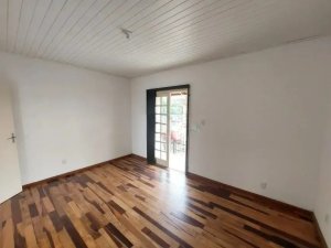 Casa com 90m², 2 dormitórios no bairro Medianeira em Porto Alegre para Alugar