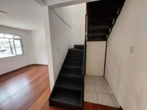 Casa com 90m², 2 dormitórios no bairro Medianeira em Porto Alegre para Alugar